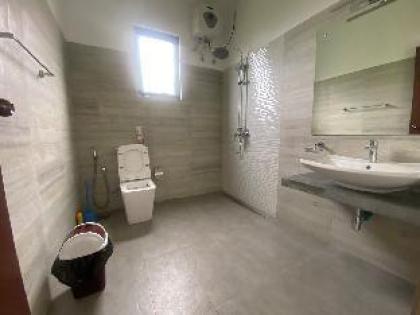 The Glen 3 Bedroom apartment with free parking  - image 10