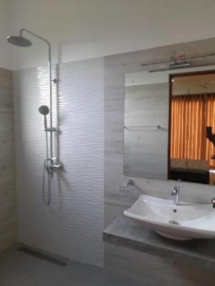 The Glen 3 Bedroom apartment with free parking  - image 4